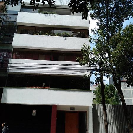 Charming Sunny Bedroom Overlooking Beautiful Amsterdam Avenue In Best Condesa Area Mexico City Exterior photo